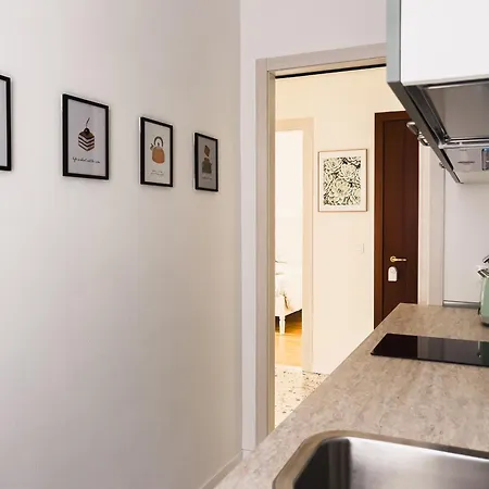 Freshly Renovated 10 Minutes From Arena Apartment *