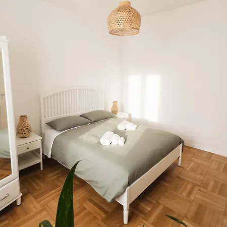 Freshly Renovated 10 Minutes From Arena Apartment